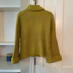525 mustard yellow Size Medium sweater